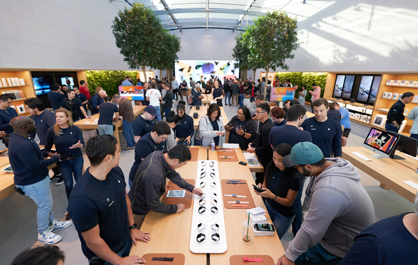 Apple Palo Alto 店内的人群。