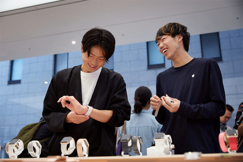 Apple 京都零售店内的团队成员正在帮助一位顾客了解 Apple Watch Series 4。
