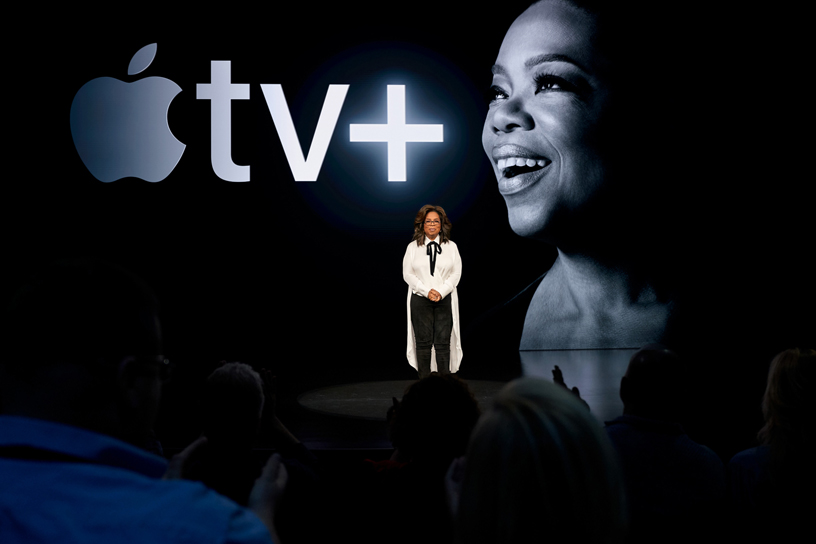 Oprah 现身 Steve Jobs Theater 演讲台。