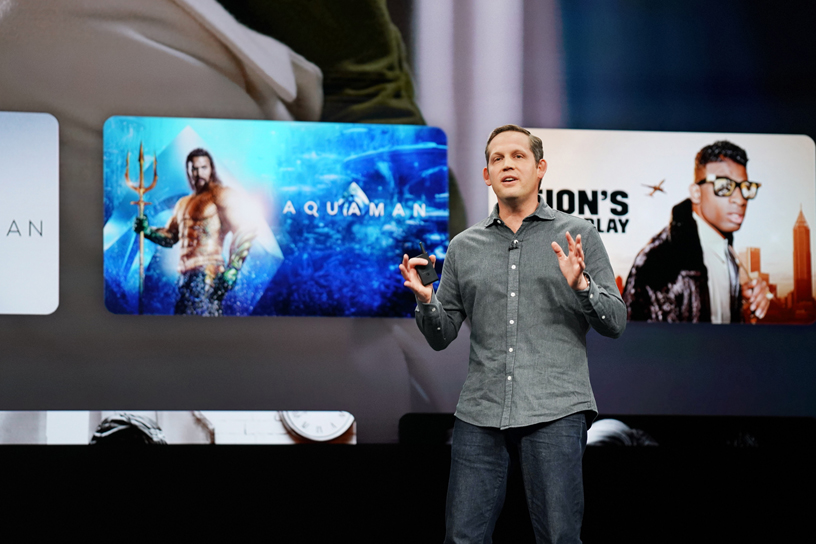 Peter Stern 现身 Steve Jobs Theater 演讲台，展示全新的 Apple TV app。