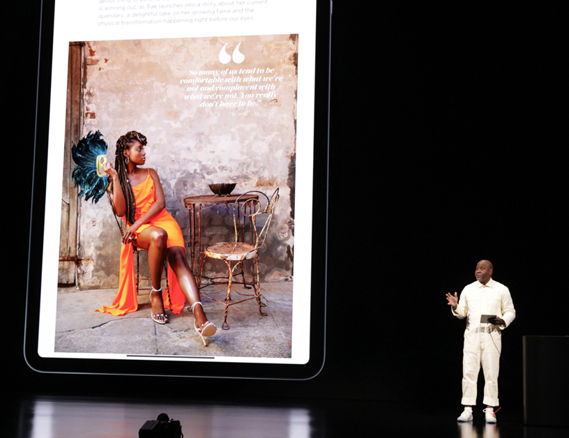 Wyatt Mitchell 现身 Steve Jobs Theater 演讲台。