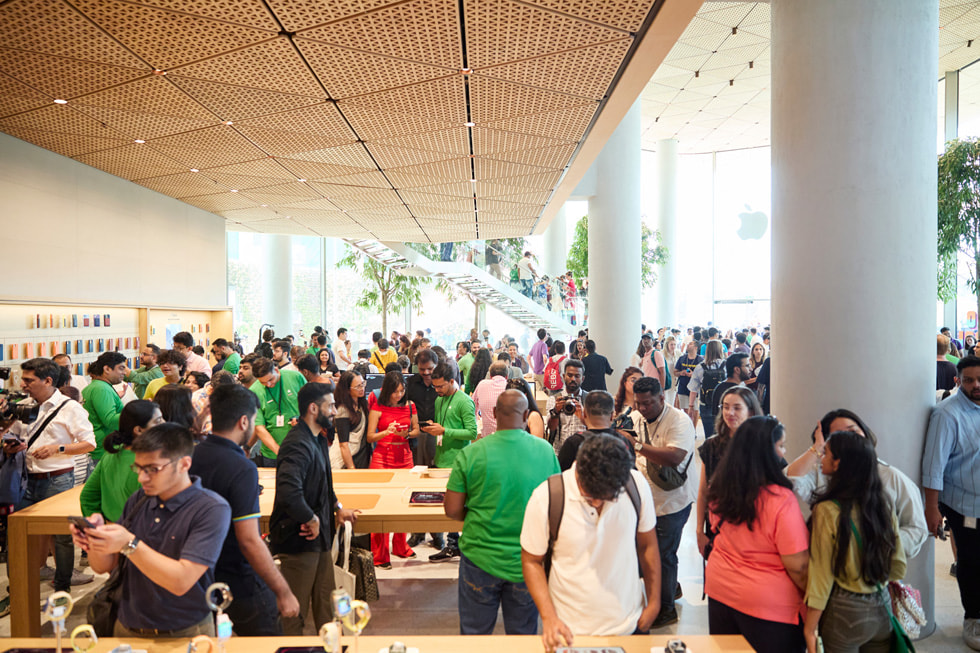 Apple BKC 零售店内拥挤的人群。