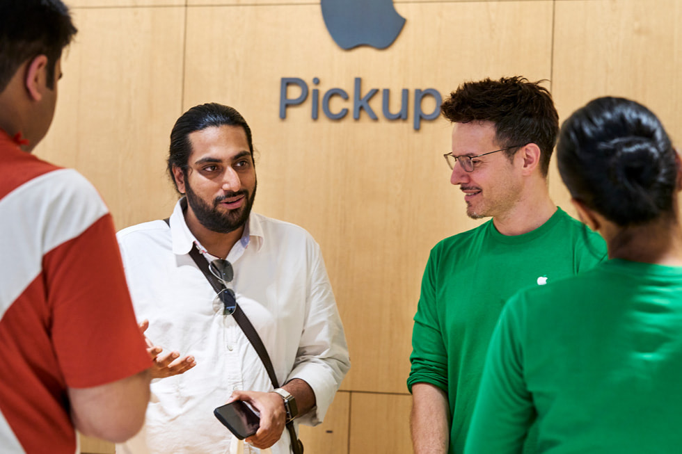 团队成员在 Apple Saket 零售店内的 Apple Pickup 到店取货区域为顾客提供协助。