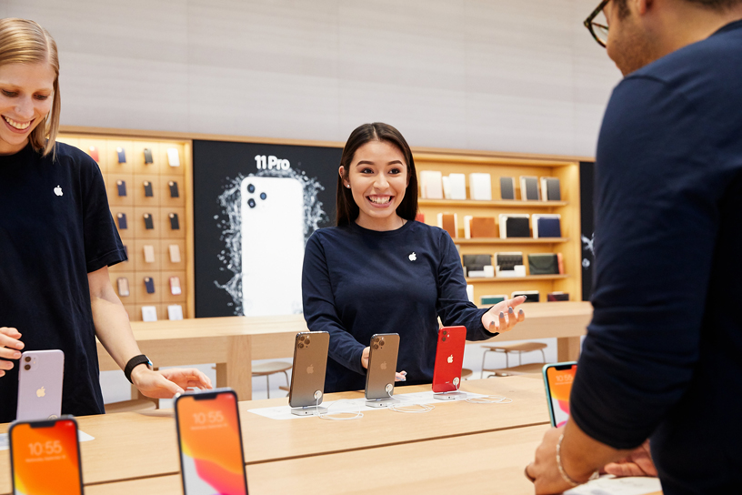 Apple 团队成员在 Apple 第五大道零售店为 iPhone 11 备货。 
