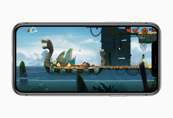 iPhone X 屏幕上显示 iPhone 版奥德玛游戏中河面上的龙船
