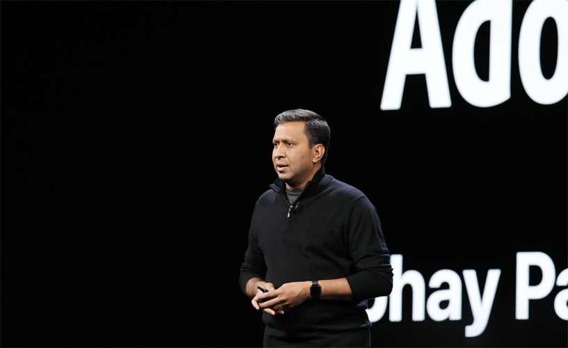 Adobe 的 Abhay Parasnis 在 WWDC 2018 的台上。