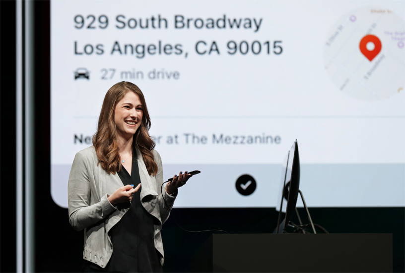 Kimberly Beverett 在 WWDC 2018 的台上演示 Siri Shortcuts。