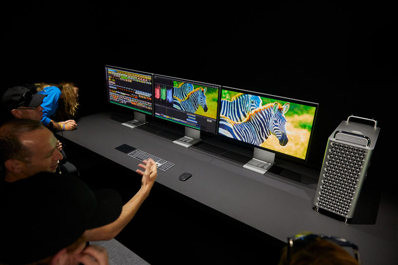WWDC 来宾查看 Mac Pro 旁边的三个 Pro Display XDR 显示器。