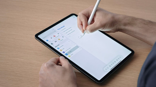 一位用户手持 Apple Pencil 在 iPad Pro 上输入文字。