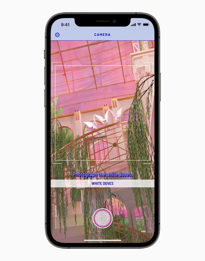 HoloVista 游戏画面，在 iPhone 12 Pro 上展示。