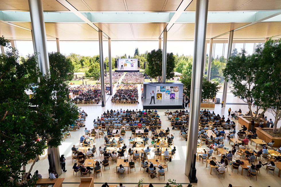 WWDC22 参与者在 Apple Park 观看 iOS 16 的发布。