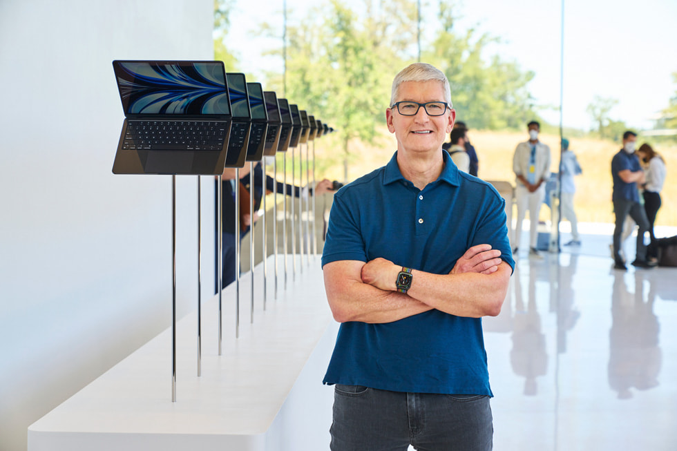 Tim Cook 在 Steve Jobs Theater 向 WWDC22 参与者展示午夜色新款 MacBook Air。