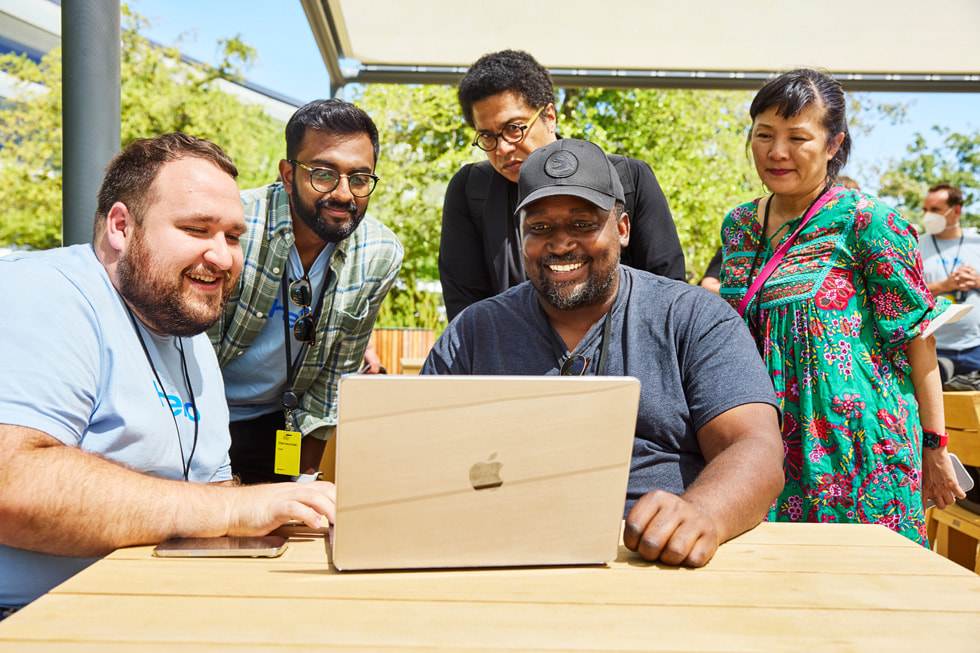 一位 Apple 工程师在 Apple Park 向 WWDC22 参与者进行演示。