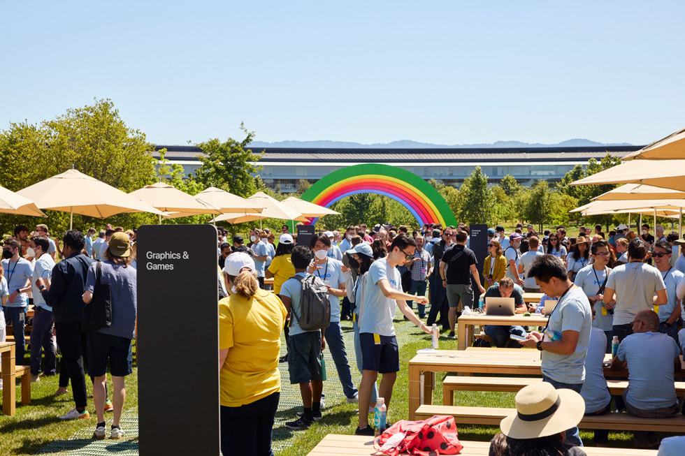 WWDC22 参与者在 Apple Park 参加 Meet the Teams 活动。