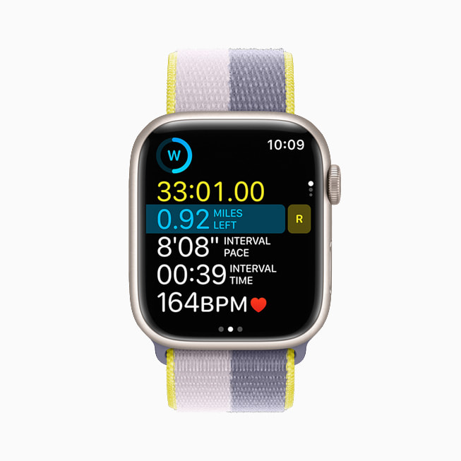 在 Apple Watch Series 7 上展示一项 Custom Workout。