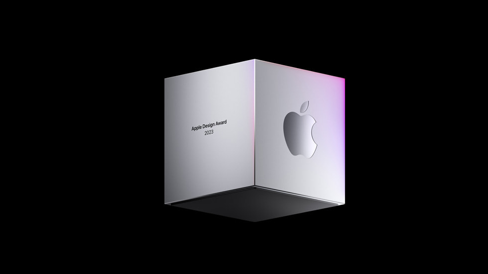 图片展示了置于黑色背景前的 2023 年 Apple 设计大奖奖杯。