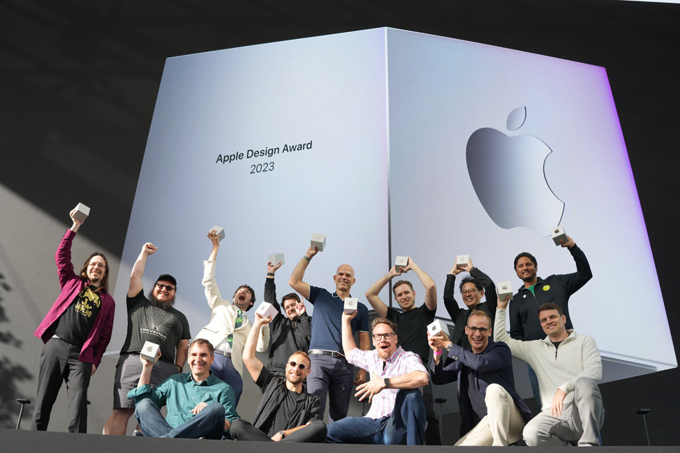 Apple 设计大奖获奖者在台上拍照。 