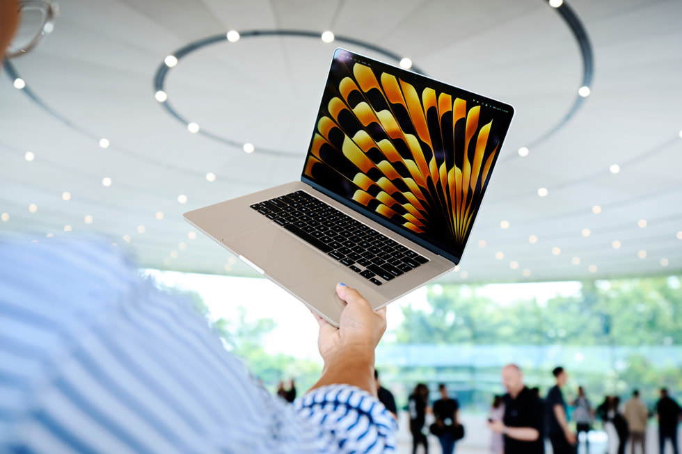 WWDC 期间，一位参与者在 Apple Park 拿起新款 15 英寸 MacBook Air。