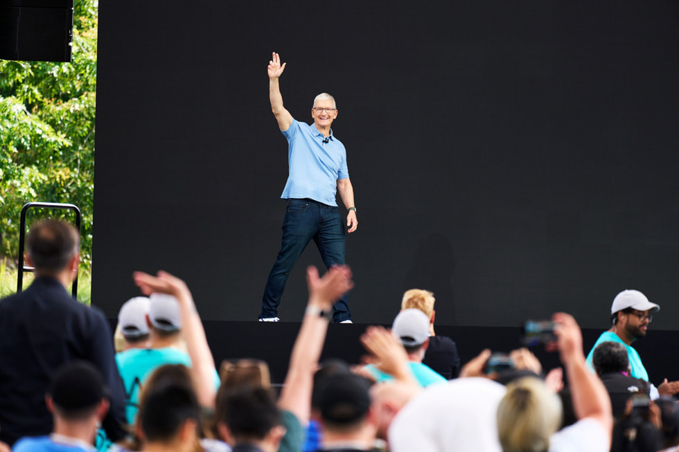 在 WWDC23 开幕日上，Tim Cook 向参加 WWDC23 的观众问好。