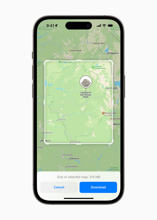 一位 iPhone 14 Pro 用户按提示在地图 app 内下载特定地区的地图，以便离线使用导航和其他功能。