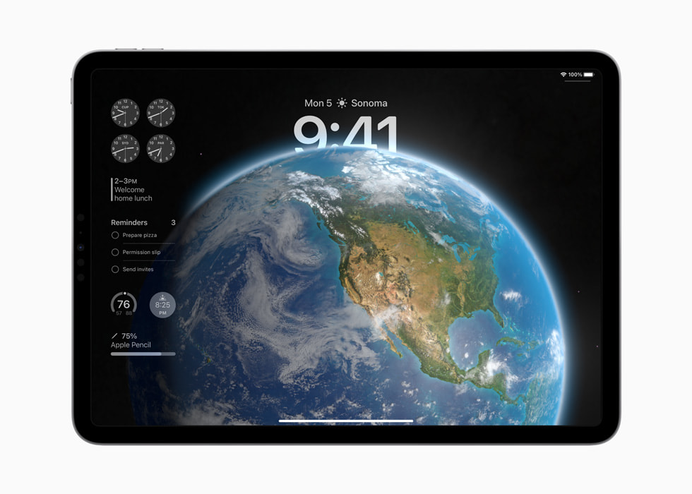 iPad Pro 展示锁定屏幕上的交互式小组件，墙纸是地球的照片。 