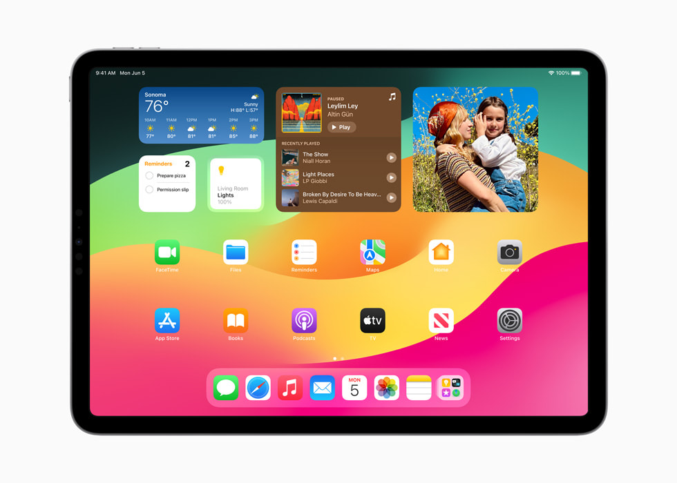 iPad Pro 显示主屏幕上的小组件。
