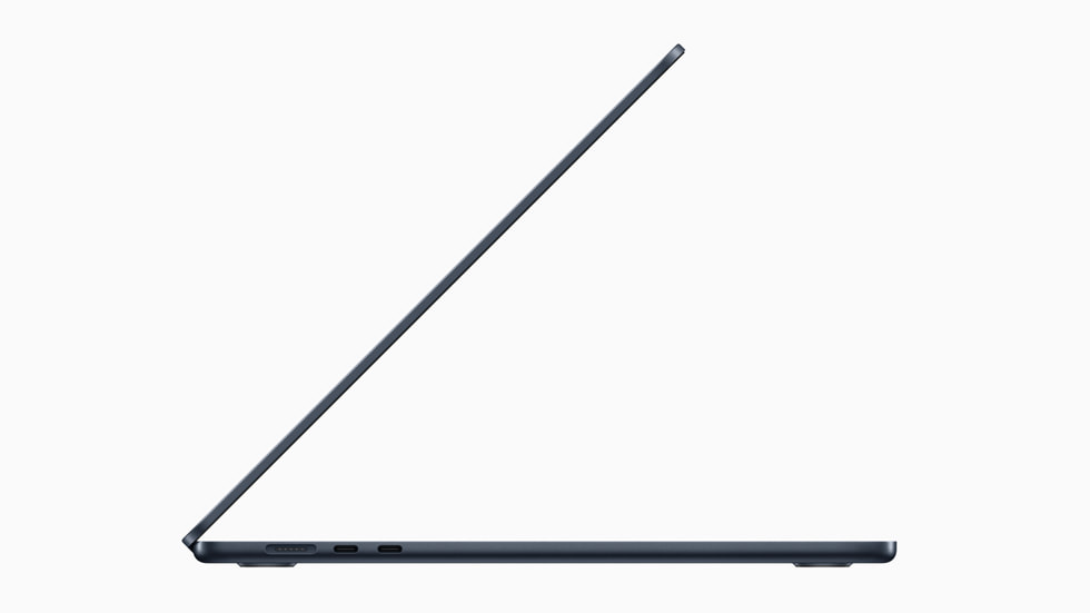 全新午夜色 15 英寸 MacBook Air 的侧面视图。