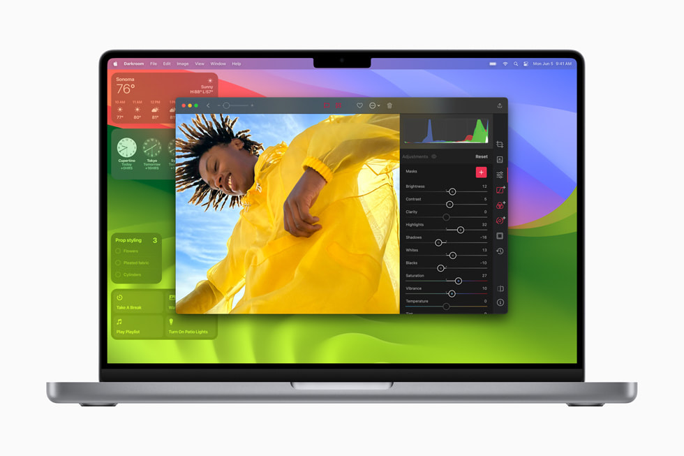 运行 macOS Sonoma 的 MacBook Pro 上展示 Darkroom 项目，背景处是小组件。