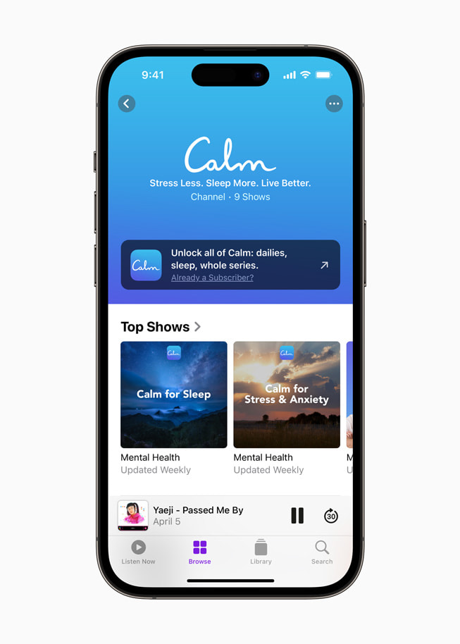iPhone 14 Pro 显示来自 Calm app 的热门节目。