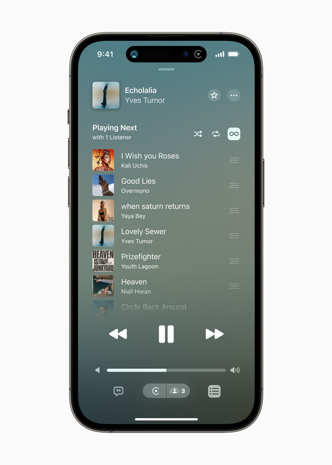 iPhone 14 Pro 显示 Apple Music 即将通过同播共享播放的歌曲。