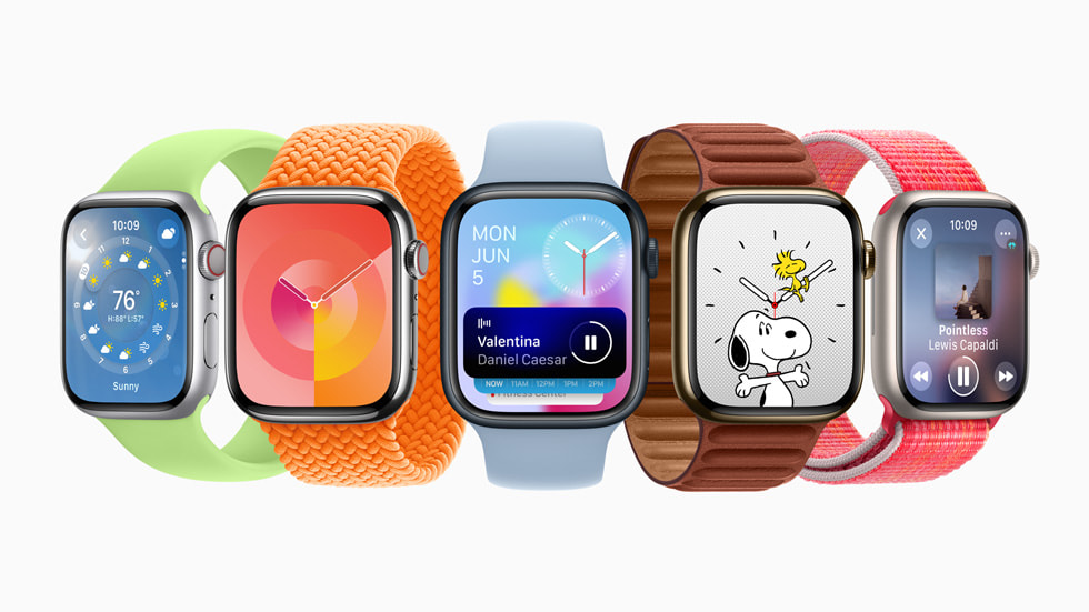 五个 Apple Watch 设备展示 watchOS 10 的功能，包括新的智能叠放和两个新表盘。 