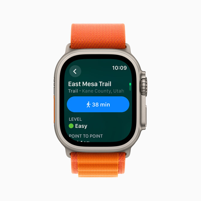 Apple Watch Ultra 展示一张徒步小径的地点卡，上面有预估徒步时间和难度等级等信息。 