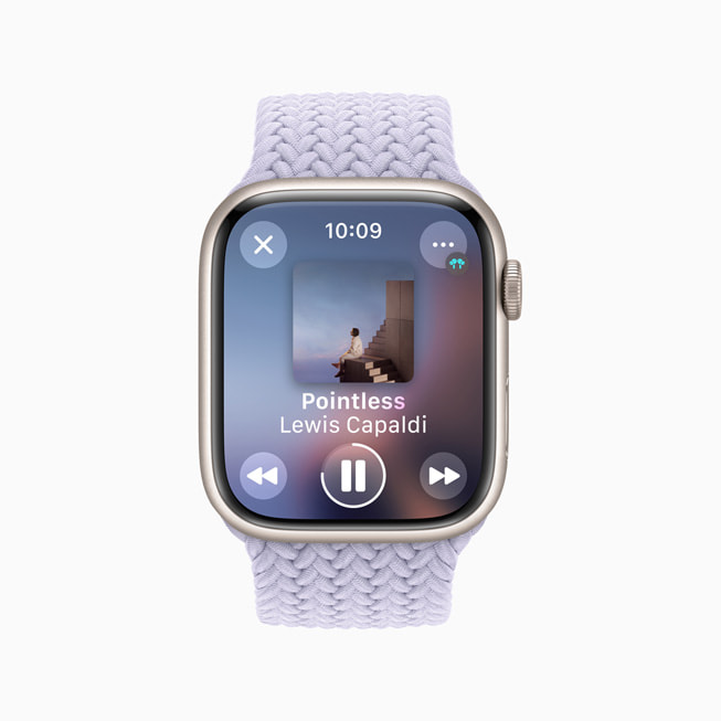 Apple Watch Series 8 展示音乐播放。