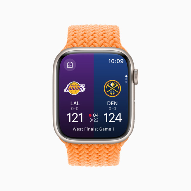 Apple Watch Series 8 展示 NBA app 上的洛杉矶湖人队和丹佛掘金队当前比赛的得分情况。 