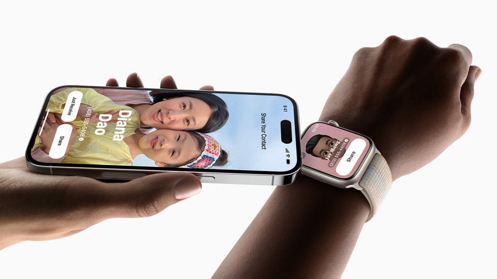 图片显示一只握住 iPhone 14 Pro 的手正在使用 NameDrop 和佩戴 Apple Watch Series 8 的用户分享联系人。