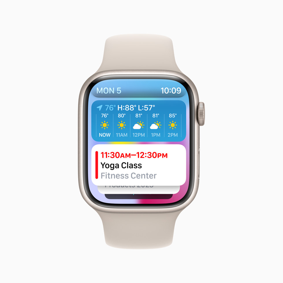 Apple Watch Series 8 展示新的智能叠放功能，最上方同时显示天气预报和瑜伽课的日历提醒事项。