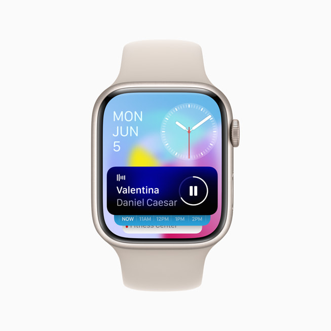 Apple Watch Series 8 展示新的智能叠放功能，最上方显示正在播放的音乐。 