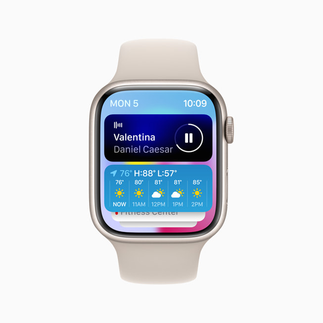 Apple Watch Series 8 展示新的智能叠放功能，最上方同时显示正在播放的音乐和当日的天气预报。