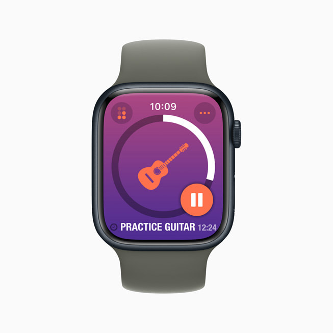 Apple Watch Series 8 展示 Streaks app 上的吉他练习课程。