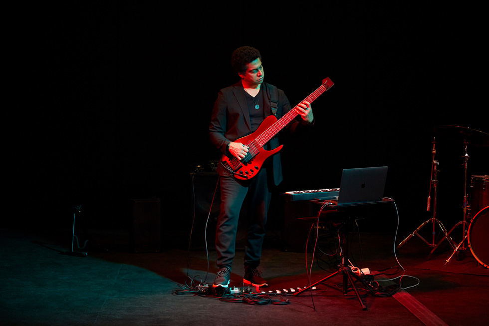 Apple 企业家培训营参与者、爵士音乐家 Matt Garrison 正在演奏吉他。