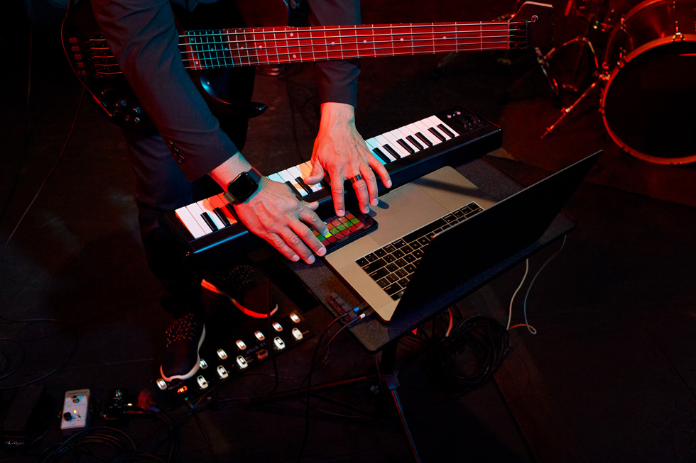Matt Garrison 演奏键盘的特写。