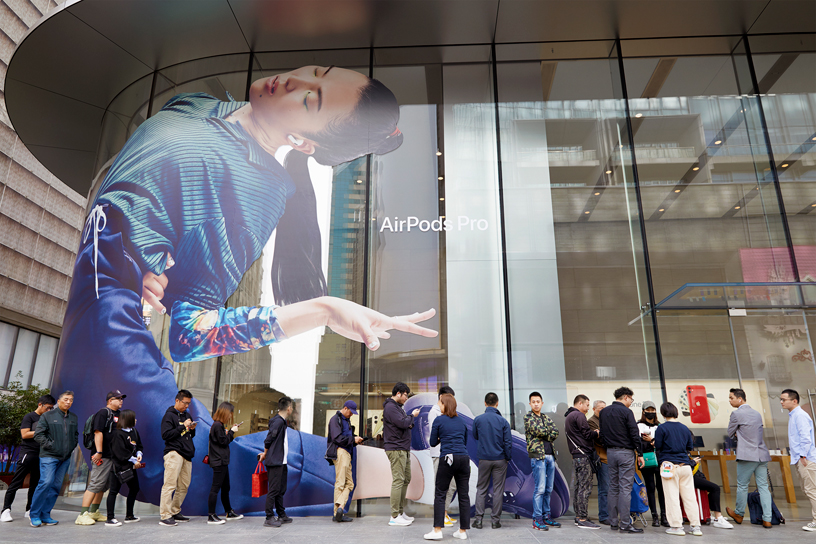 顾客在上海 Apple 南京东路店外排队等候。