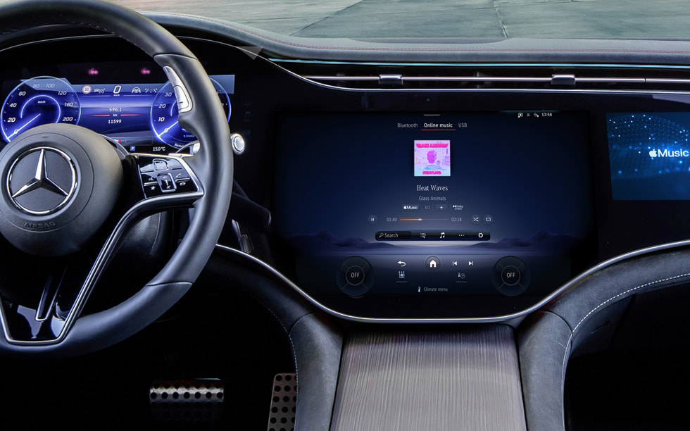 汽车仪表盘的 CarPlay 车载显示正播放 Apple Music 空间音频作品。