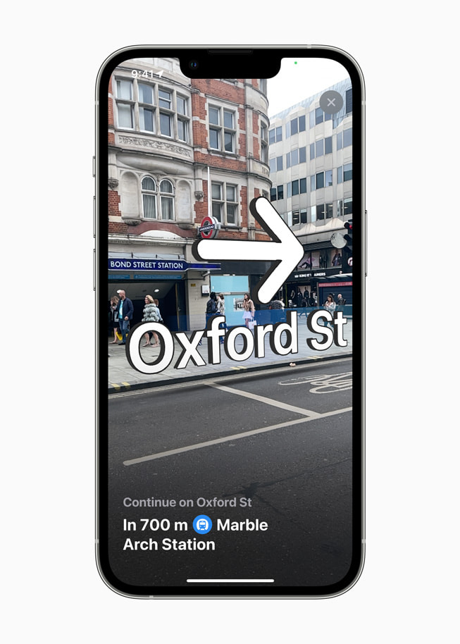 iPhone 13 Pro 上显示地图 app 的增强现实步行导航。
