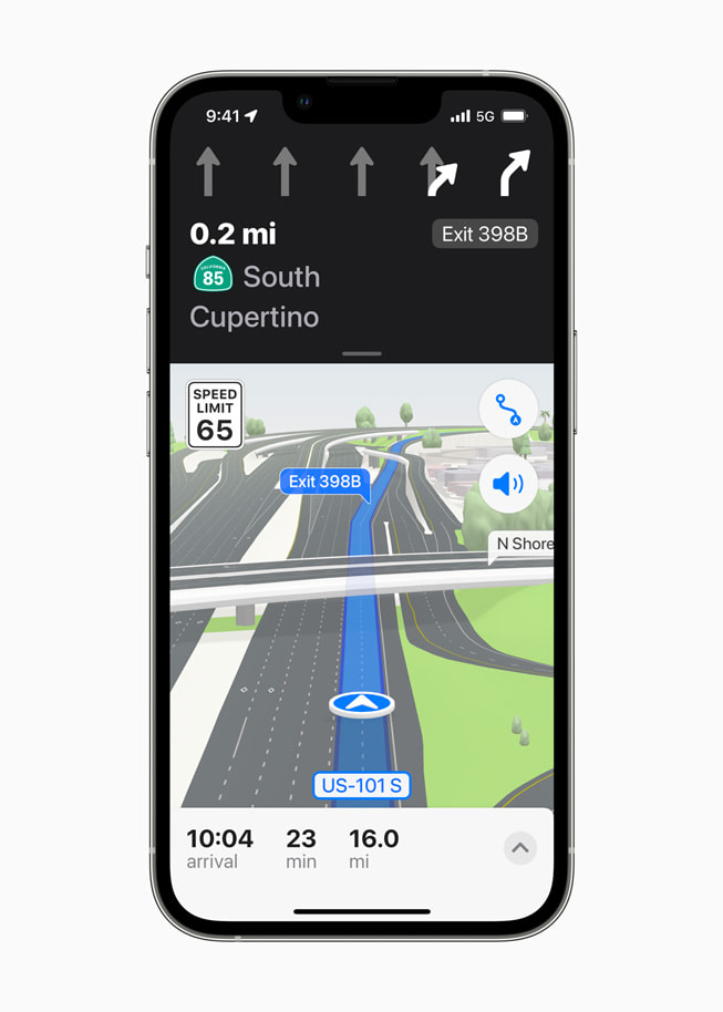 iPhone 13 Pro 上显示地图 app 增强的导航功能。