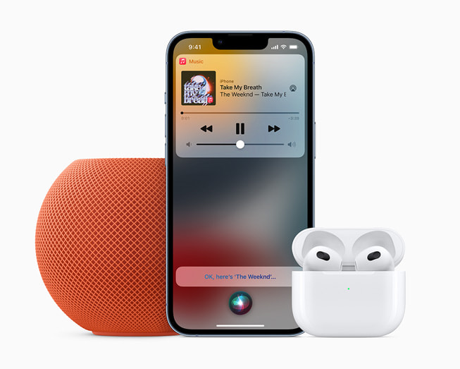 使用 Apple Music 声控方案的 HomePod mini、iPhone 13 Pro 和 AirPods 3。