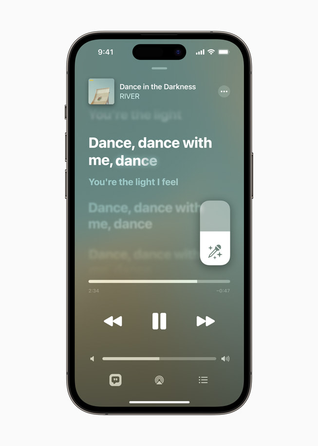 iPhone 14 Pro 上正展示“Apple Music 唱歌”体验。