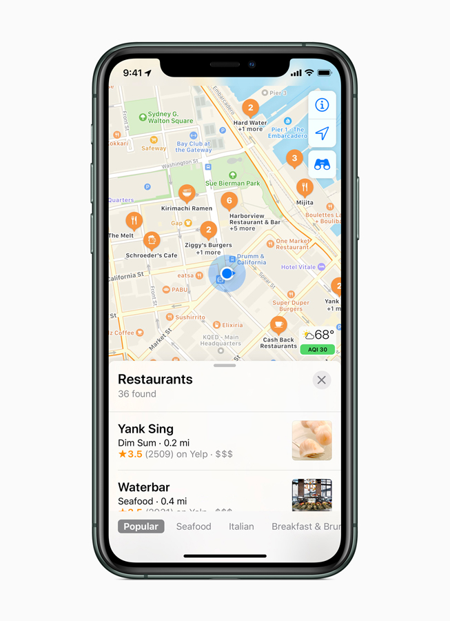 iPhone 11 Pro 屏幕上的新版地图 app 显示附近的餐馆。