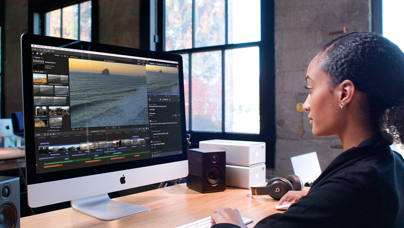 女子正在 iMac 上使用 Final Cut Pro X。