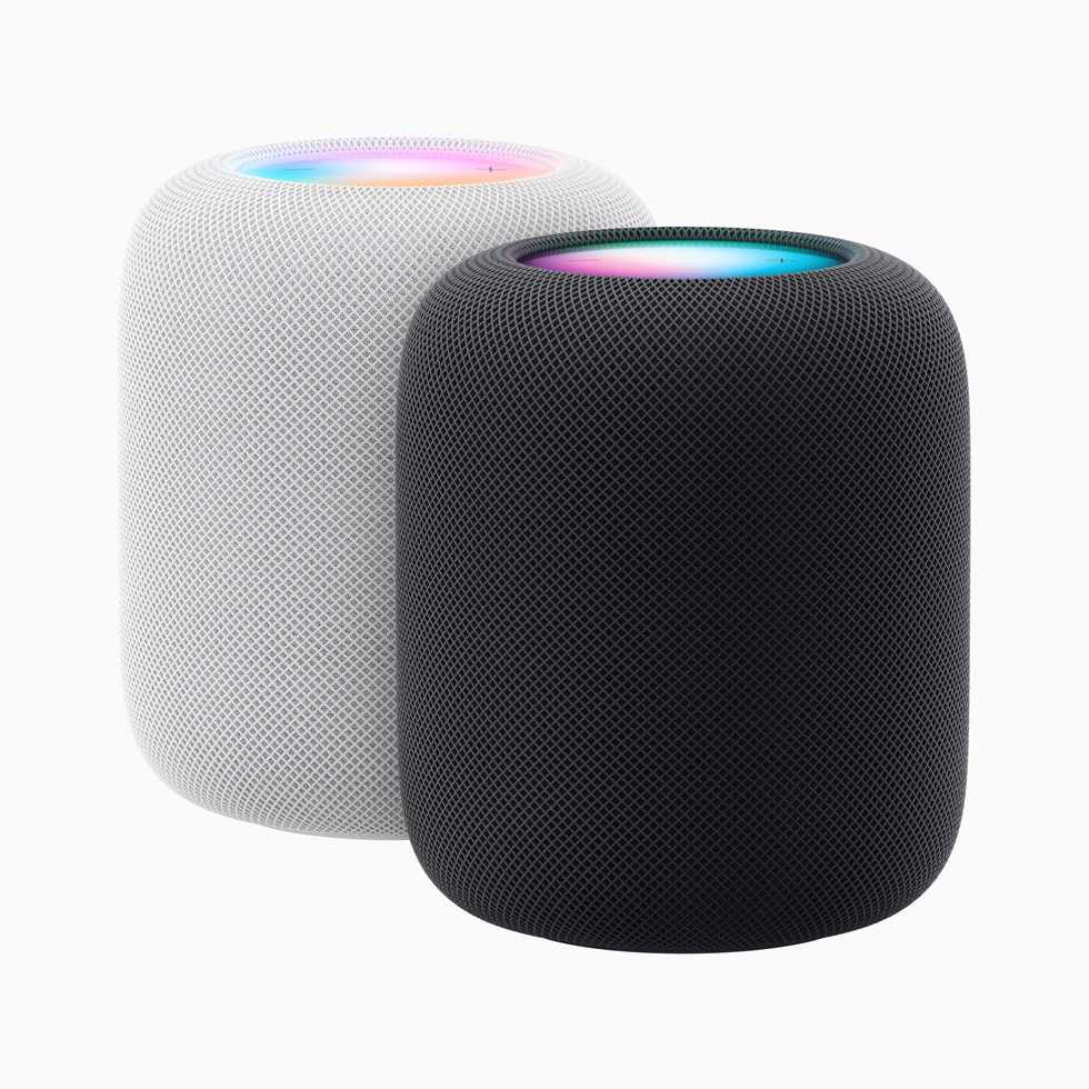 白色背景前摆放着两台 HomePod（第二代）设备。